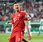 包含拜仁慕尼黑后防线稳固，零封对手坚守积分榜榜首的词条