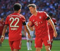 包含拜仁慕尼黑后防线稳固，零封对手坚守积分榜榜首的词条